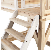 Detail dřevěných schodů u hracího domku