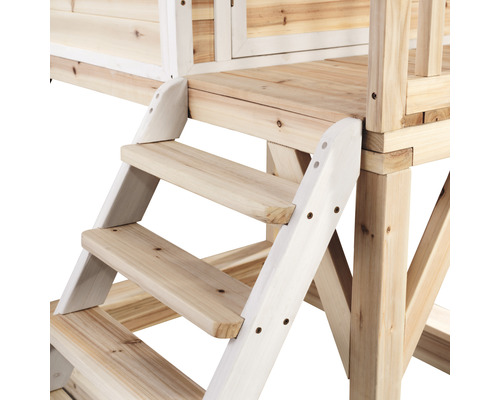 Detail dřevěných schodů u hracího domku