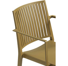 Detailní pohled na křeslo s plastovým rámem a svislými lamelami v opěradle.