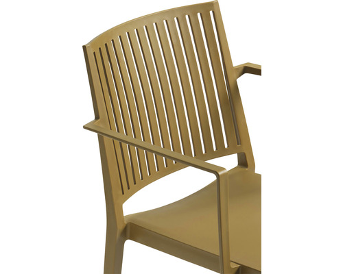 Detailní pohled na křeslo s plastovým rámem a svislými lamelami v opěradle.