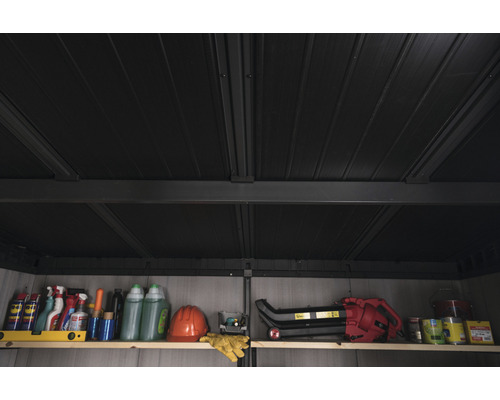 Police se zahradním nářadím a nástroji v zahradním domku