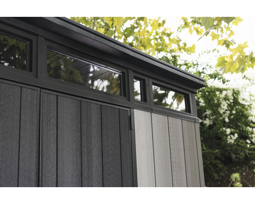 Detailní pohled na zahradní domek s okny v horní části.