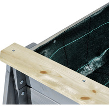 Detailní pohled na vyvýšený záhon s ochrannou textilií