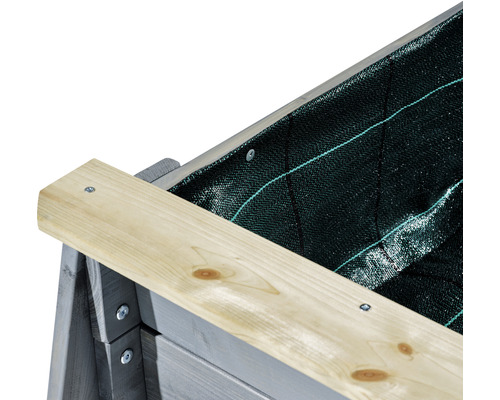 Detailní pohled na vyvýšený záhon s ochrannou textilií