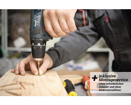 Akumulátorový šroubovák zašroubovává šroub do dřeva