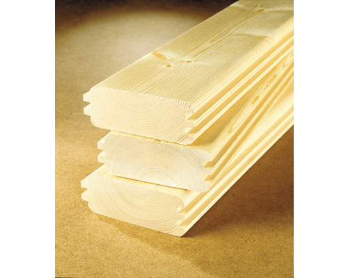 Profilované palubky ze smrkového dřeva, naskládané na sobě