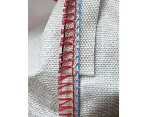 Detailní pohled na tkanou tašku s barevnými švy