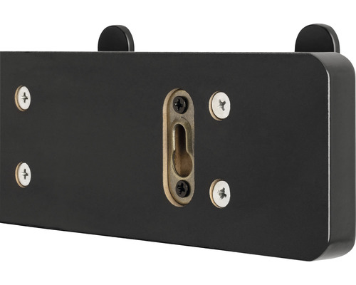 Detailní pohled na černý nástěnný držák se šrouby a závěsným zařízením