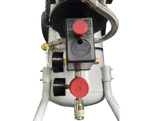 Detailní pohled na kompresor s regulátorem tlaku a manometrem