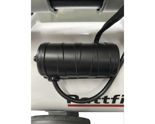 Detail černého kondenzátoru na kompresoru