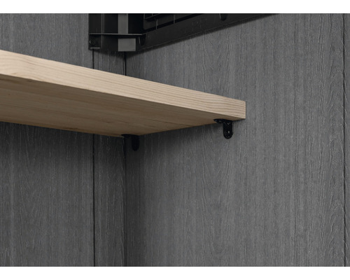 Dřevěná police na stěně s policovými držáky