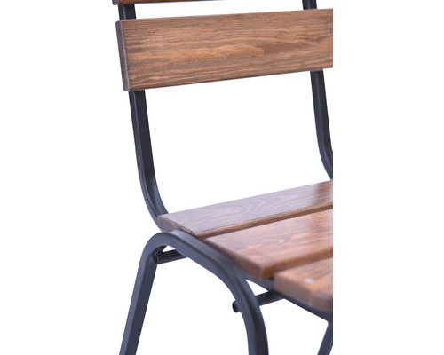 Detail židle s dřevěnými lamelami na kovovém rámu