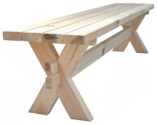 Dřevěná lavice s překříženýma nohama