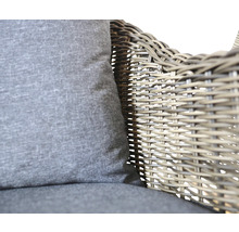 Detailní pohled na proutěné křeslo s šedým polstrováním