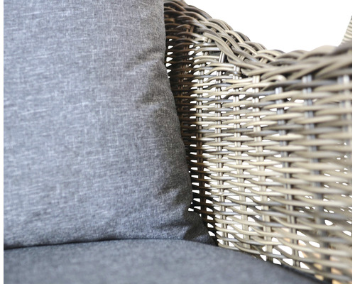 Detailní pohled na proutěné křeslo s šedým polstrováním
