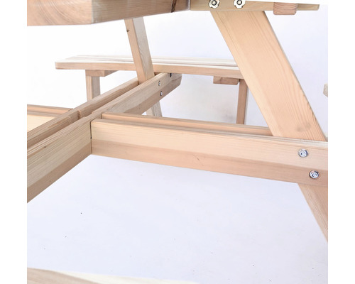 Detail světlého dřevěného stolu s lavicemi
