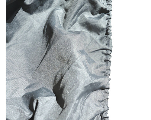 Detailní záběr ochranného obalu na zahradní nábytek z tkaniny s gumou