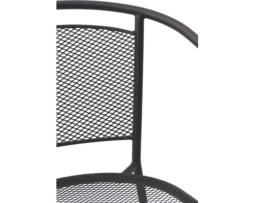 Detailní pohled na černou zahradní židli se síťovaným vzorem.
