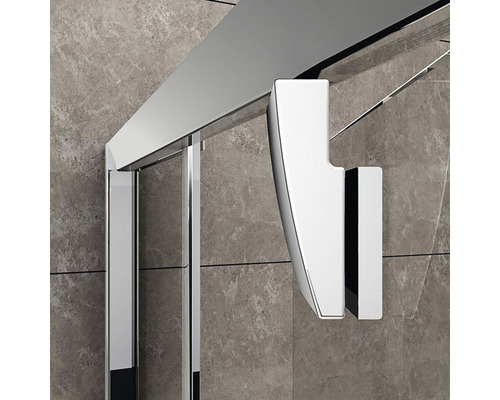 Detail sprchového koutu s posuvnými dveřmi a madlem