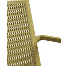 Detail perforované kovové židle s područkou
