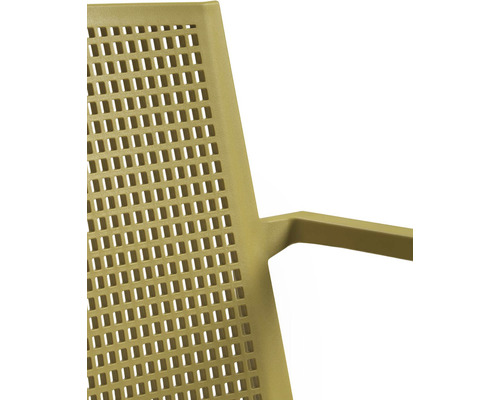 Detail perforované kovové židle s područkou