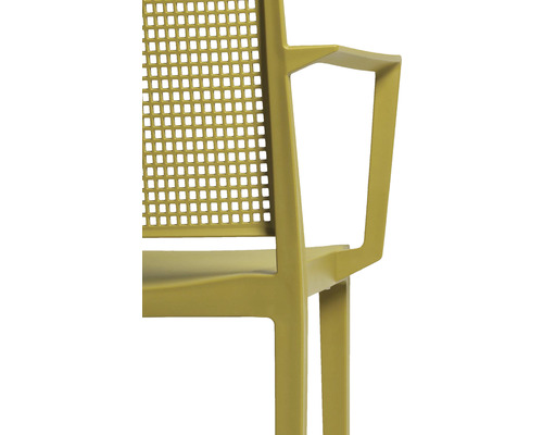 Detailní pohled na zahradní židli s područkou a perforovaným opěradlem