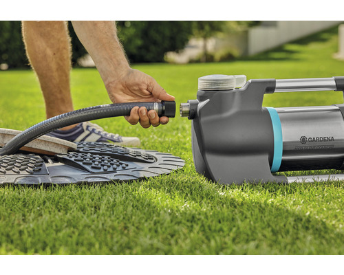 Připojení zahradní hadice k zahradnímu čerpadlu na trávníku