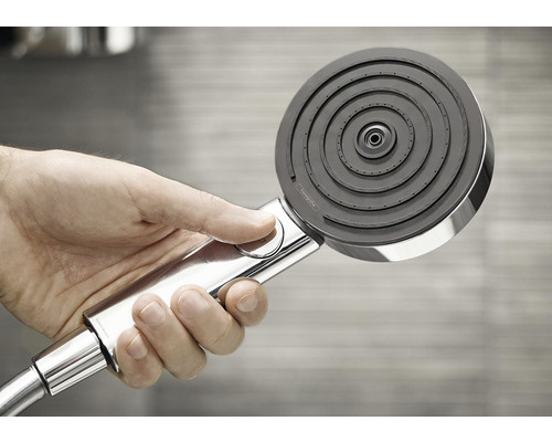 Ruka drží sprchovou hlavici s různými typy proudu