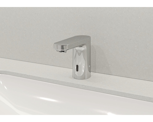 Bezkontaktní chromová baterie na umyvadle