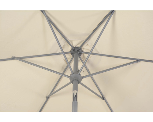 Detailní záběr rámu slunečníku s látkovým potahem