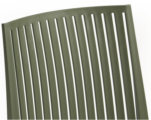 Detailní záběr opěradla zahradní židle s vertikálními lamelami