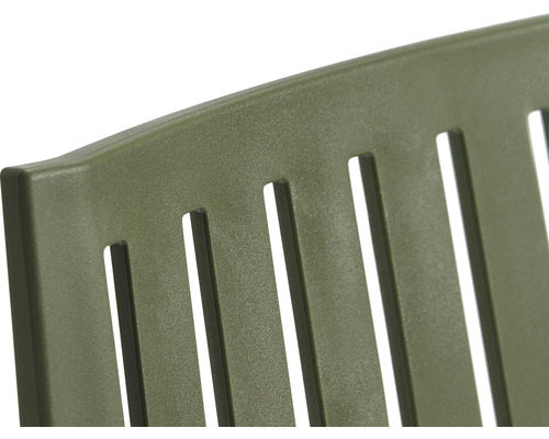 Detailní pohled na opěradlo zahradní židle s otvory