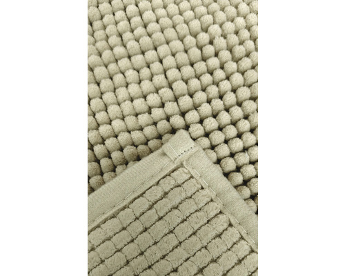 Detailní pohled na koupelnovou předložku s nopkovou strukturou a lemovanými okraji