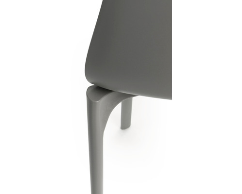 Detailní záběr nohy a sedáku židle