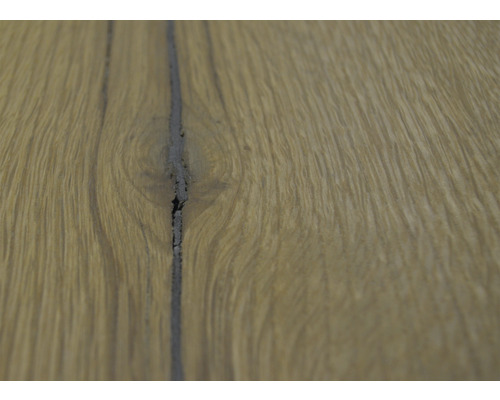 Detail dřevěné podlahy s tmavou spárou