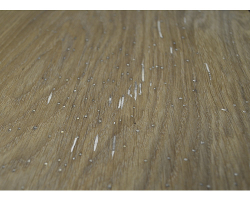 Detail dřevěného povrchu s kresbou a drobným poškozením.