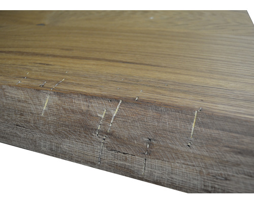 Detailní pohled na dřevěnou desku s označením