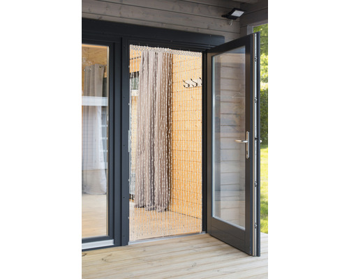Otevřené terasové dveře s perličkovým závěsem a dřevěnou stěnou