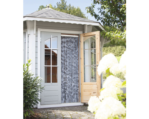 Zahradní domek s otevřenými dřevěnými dveřmi a lamelovým závěsem