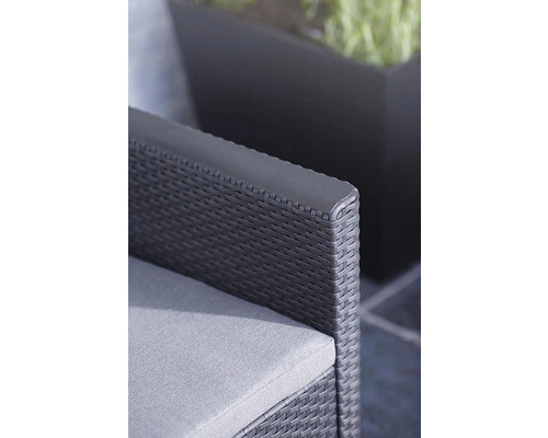 Detail ratanové zahradní židle se sedákem