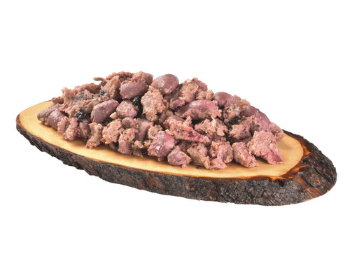 Mokré krmivo pro psy na dřevěné desce