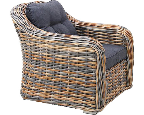 Proutěné křeslo se šedými polštáři pro venkovní použití