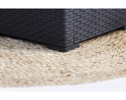 Detail zahradního nábytku s ratanovým vzhledem na koberci