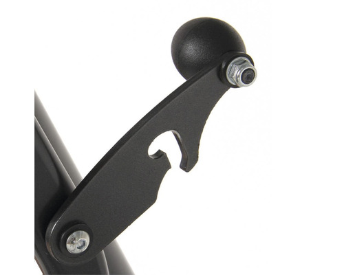 Detail černého hrazda na shyby s otvírákem na lahve