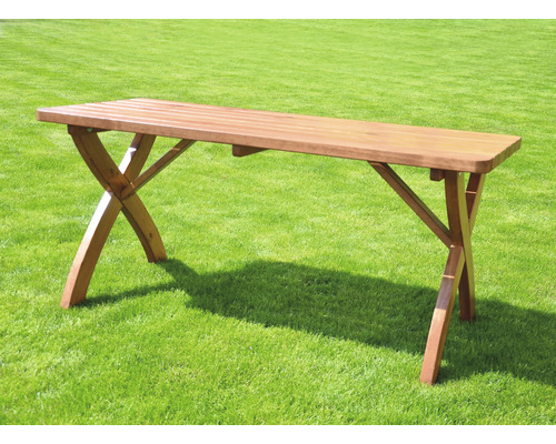 Dřevěný zahradní stůl se skládacími nohami na trávníku