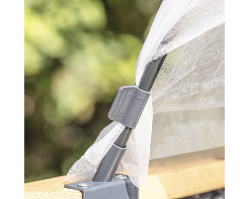 Detail rostlinné přikrývky s upevněním rámu