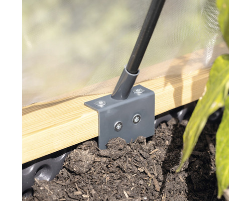 Detailní pohled na základ pařeniště se zemní kotvou