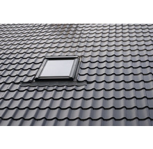 Střecha se střešním oknem a střešními taškami