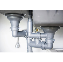 Odtokové trubky pod dvojitým umyvadlem