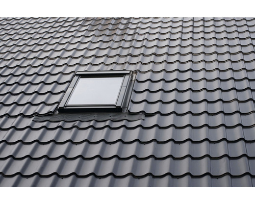 Střecha se střešním oknem a střešními taškami